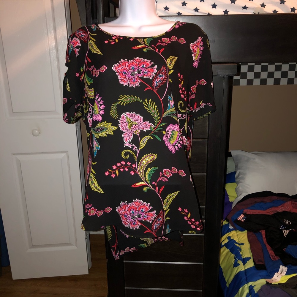 Gorgeous flowy floral blouse. L